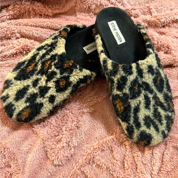 Steve Madden Animal Print Fuzzy Slippers - Picture 1 of 1